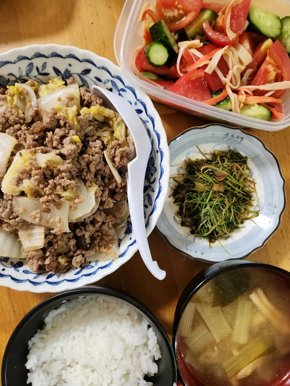 白菜と豚ひき肉の生姜炒め、きゅうりとトマトのかにかま和え、豆苗のにんにく炒め、小松菜としめじと油揚げの味噌汁|さきさん