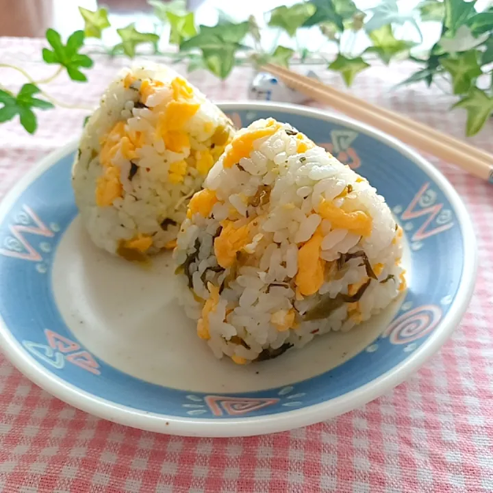 高菜油炒めと炒り卵の
混ぜ混ぜおにぎり🍙|小豆🌼さん