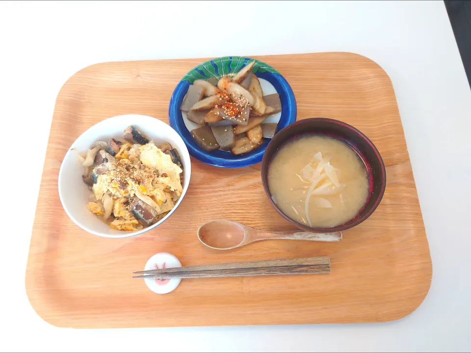 今日の昼食　いわしの味噌煮缶卵とじ丼、こんにゃくとごぼうの煮物、高野豆腐味噌汁|pinknari🐰🌈さん