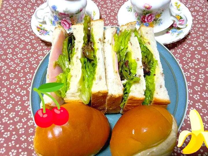 Snapdishの料理写真:ハムとチーズのサンドイッチと自家製バタークリームパン！|りささん