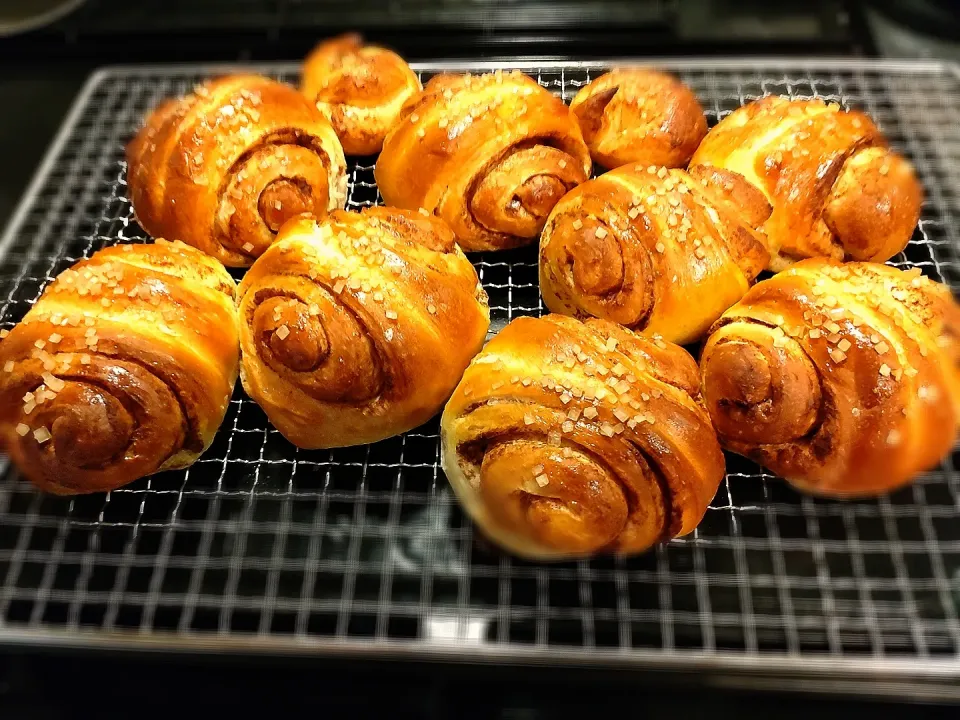 シナモンロールの焼き上がり〜！良い匂い〜☺️手ごねパン|みりさん