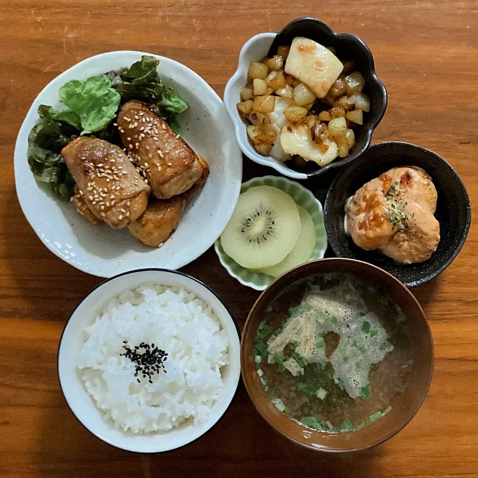 主食　白ごはん
主菜　はんぺん照り焼き肉巻き🅿️
副菜　イカじゃがガリバタ炒め
副菜　えびマヨ🅿️
汁物　油あげ味噌汁
小鉢　キウイ|...さん