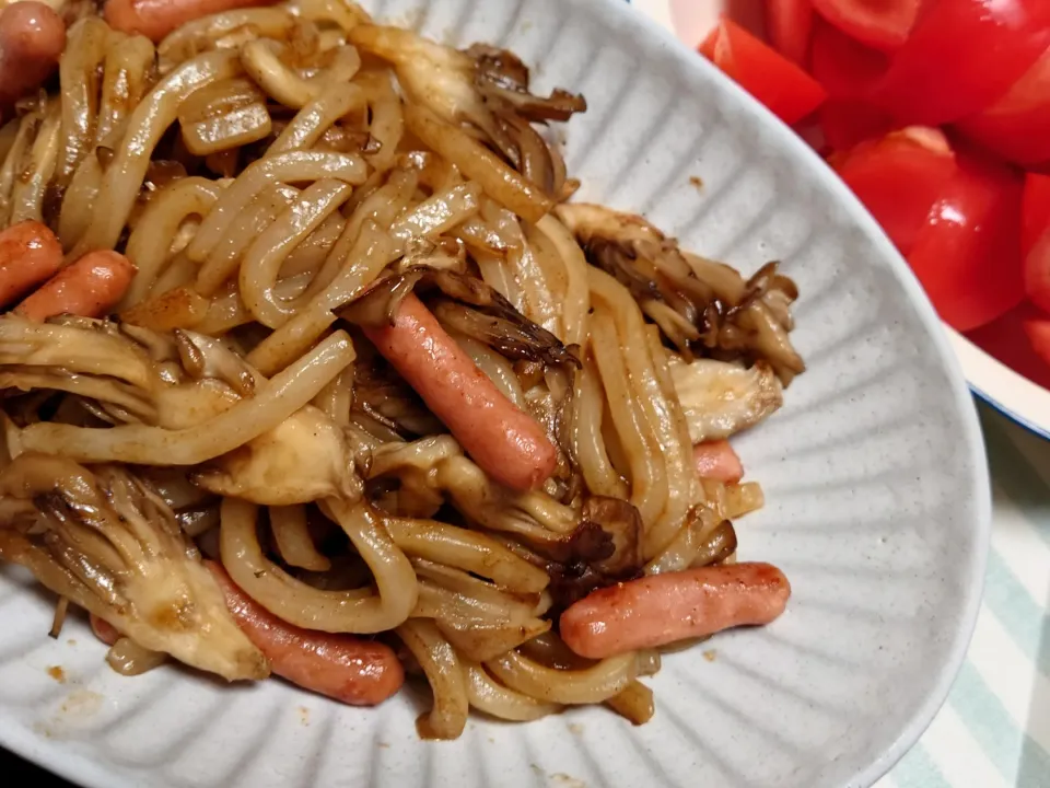 舞茸とポークビッツのみそ焼きうどん|こらそんさん