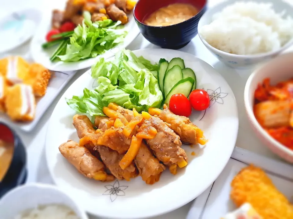 夕食(*ˊ˘ˋ*)
肉巻きポテト＆サラダ🥗
はんぺんベーコンチーズフライ
キムチ
おみそ汁(豆腐、油揚げ)|プリン☆さん