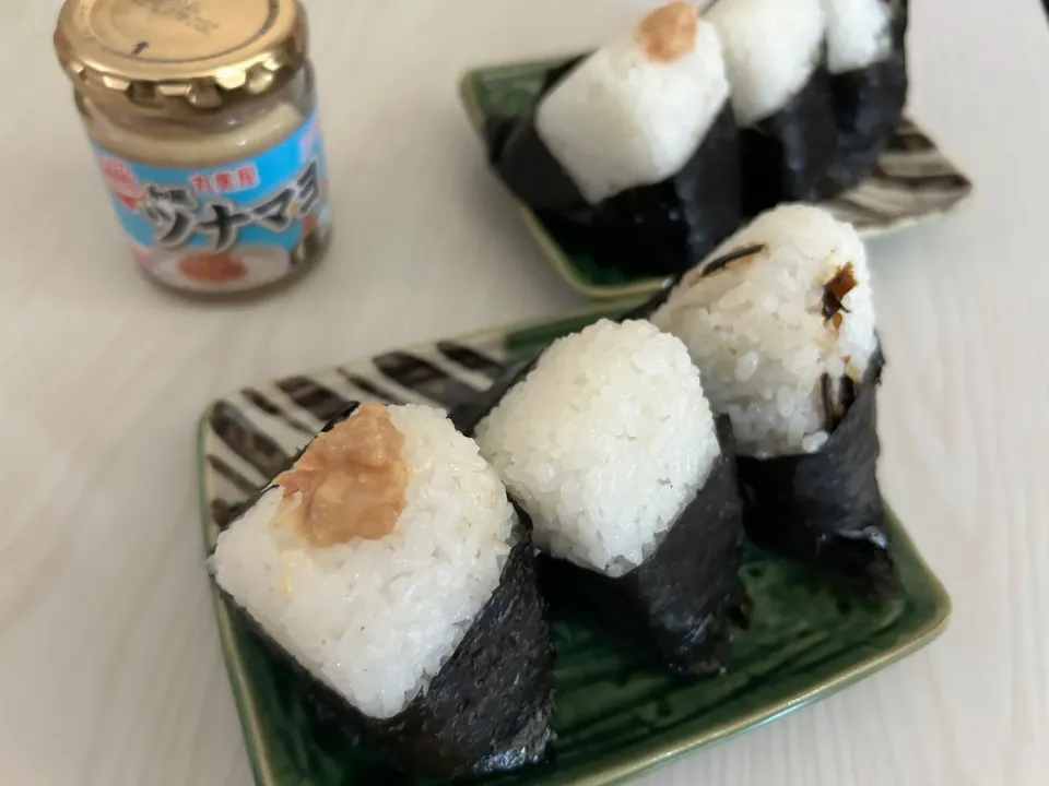 Snapdishの料理写真:ツナマヨ🍙梅🍙こんぶ🍙|こずりんさん