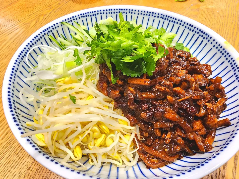 Snapdishの料理写真:炸醬麵
炸酱面
ジャージャー麺|Masahiko Aasanoさん