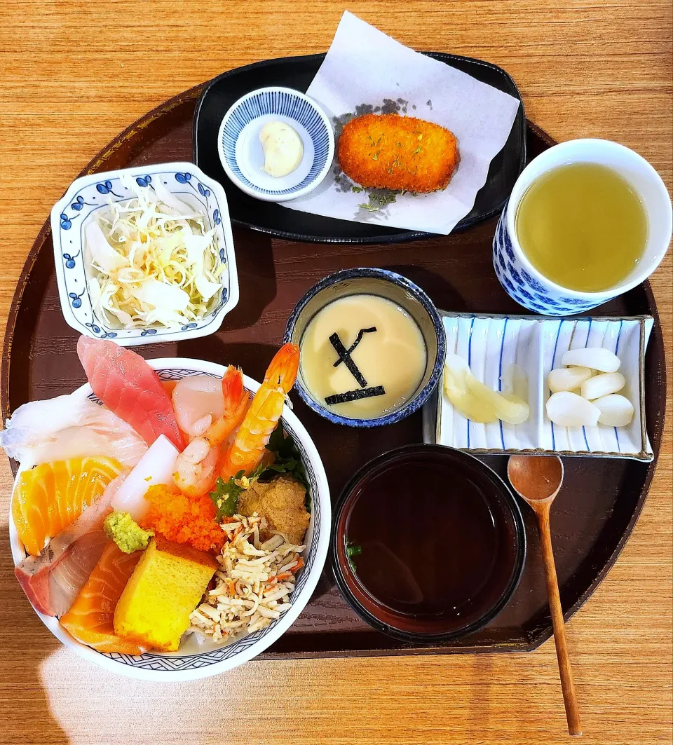 Snapdishの料理写真:Japanese raw seafood with rice|Ninaさん