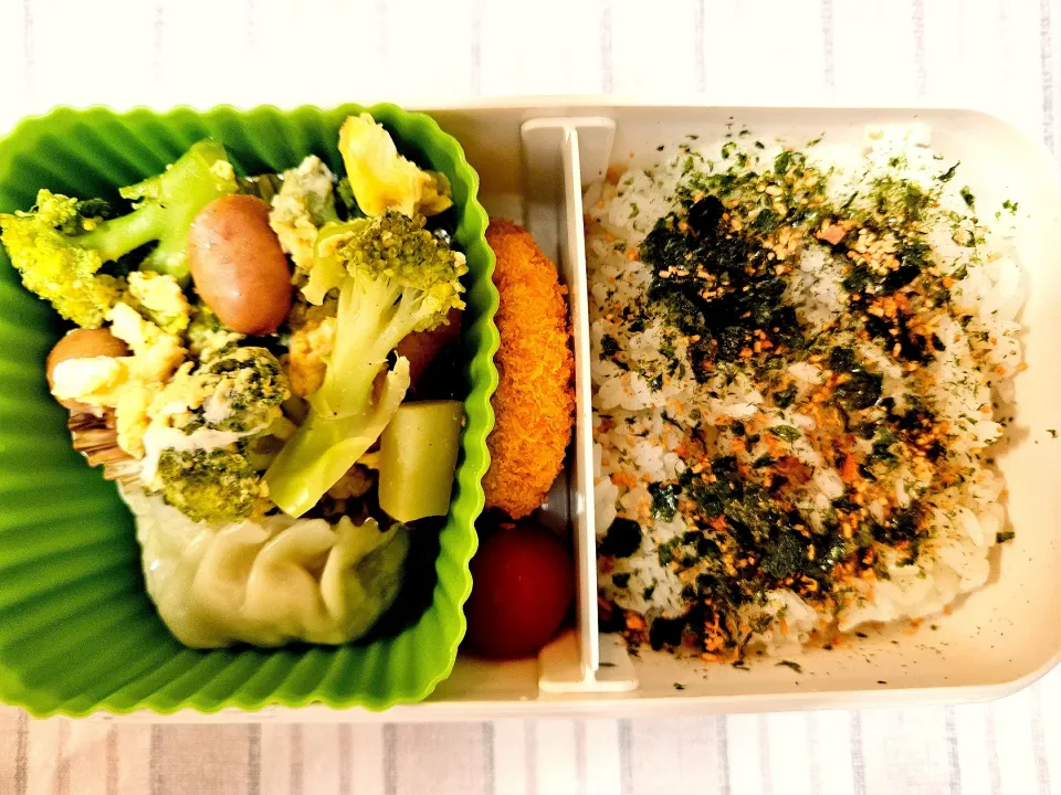 Snapdishの料理写真:ブロッコリーとウインナーと卵の炒め物❤️旦那さんお弁当❤️|かおるcitronさん