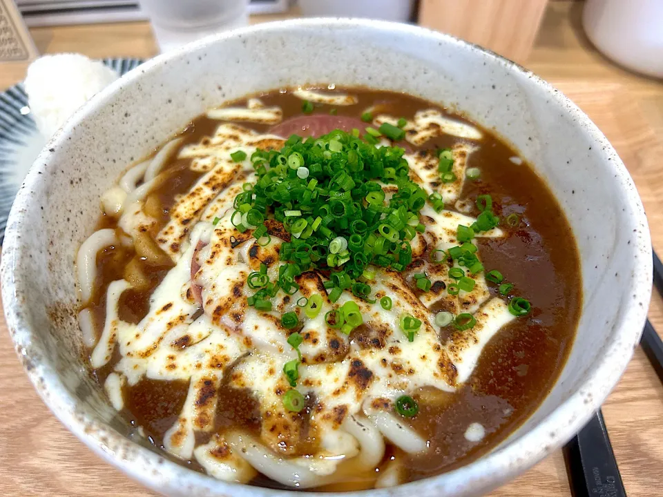 焦がしとまとチーズカレーうどん|ぶりっとさん