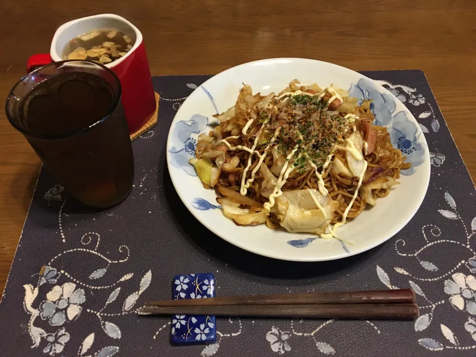 大盛りソース焼きそば、カットワカメ＆フライドガーリック＆フライドレッドオニオン入りタマネギスープ、六条麦茶(昼飯)|enarinさん