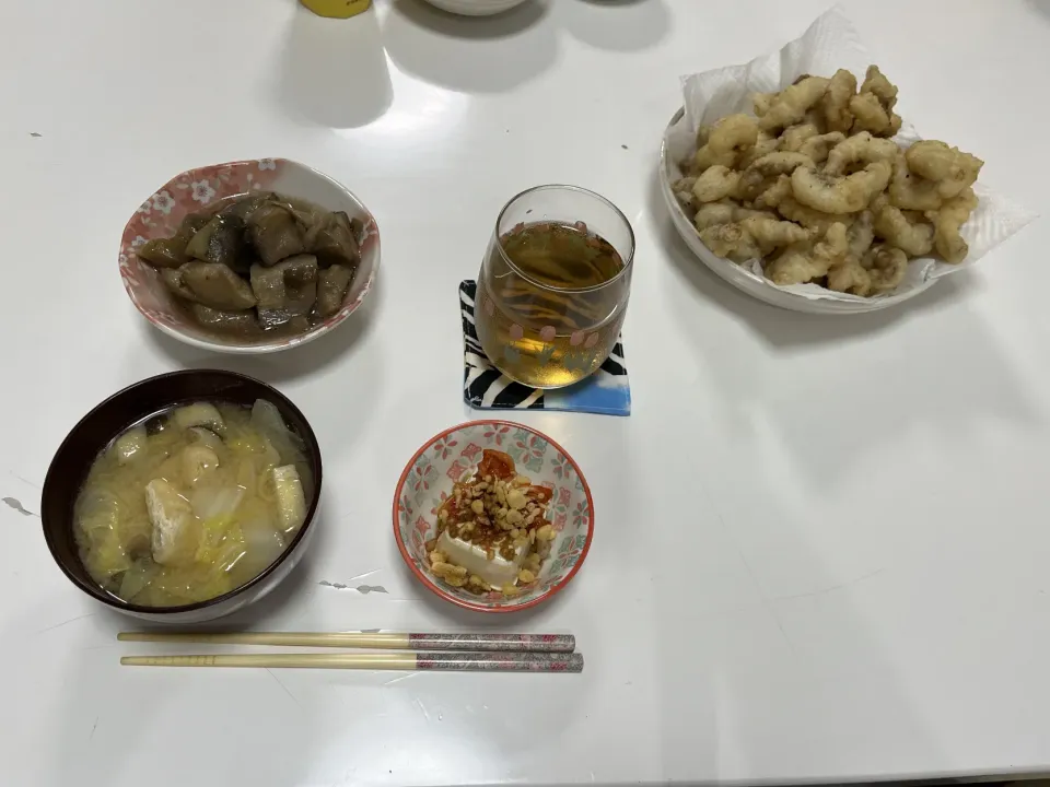 晩御飯☆イカのフリット☆揚げ茄子の煮浸し☆冷奴（キムチ・天かす）☆みそ汁（白菜・しめじ・揚げ）|Saharaさん