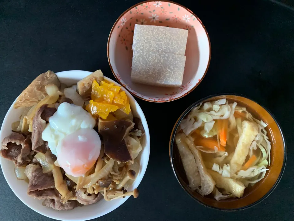 きのこたっぷり牛丼、子持ちこんにゃく、キャベツとにんじんと油揚げの味噌汁|そらまめさん