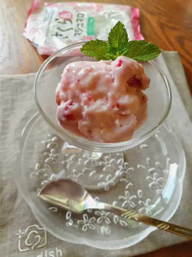 Snapdishの料理・レシピ写真:マシュマロでストロベリーアイス🍓作りました🤗｜夏休み！ できるだけ簡単にひんやりおやつ作り♪