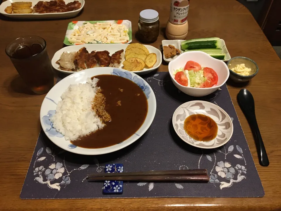 大盛り辛口カレーライス、ジャガイモの素揚げ、羽付き焼き餃子、トマトと千切りキャベツのサラダ、マカロニサラダ、マヨキュー、烏龍茶(夕飯)|enarinさん