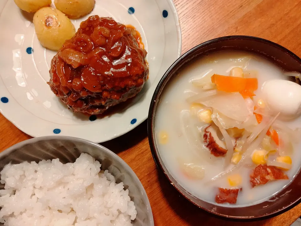 Snapdishの料理写真:煮込みハンバーグ＆新じゃがの揚げ焼き、麺なしちゃんぽんスープ|pigmegさん