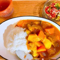 Snapdishの料理写真:カレー🍛、パプリカとアボカドのサラダ🥗|もぐらさん