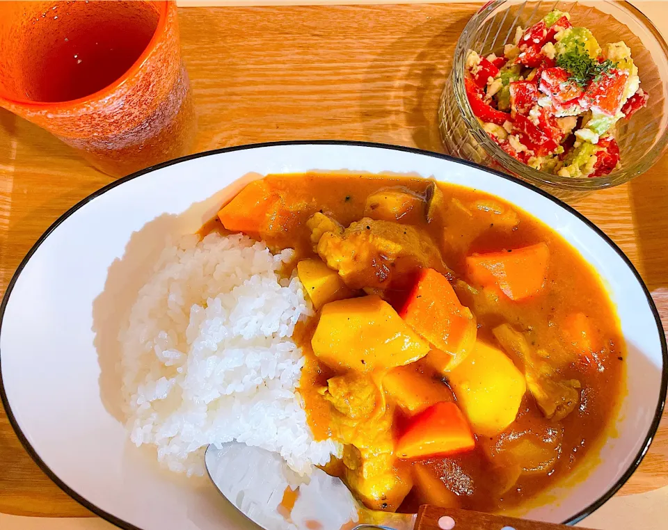 カレー🍛、パプリカとアボカドのサラダ🥗|もぐらさん