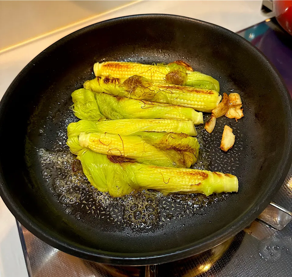 ベビーコーンのバター焼🌽　旬ですね〜🤩　髭が甘くて美味しい〜😋|BUBUさん