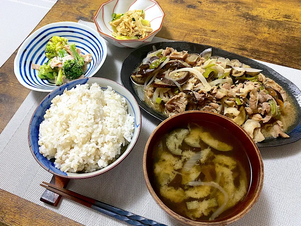 ナスと豚肉の炒め物　エノキときゅうりのポン酢和え　ブロッコリーとハムのマヨマスタード和え　麦ご飯　味噌|♡misaki♡さん