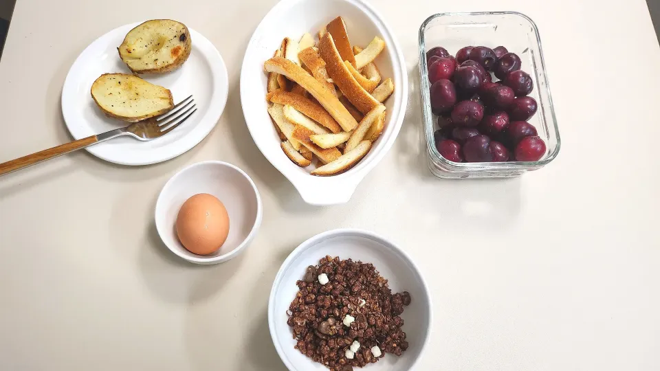 Nina's dish breakfast
- cereal, rusk, boiled egg, baked potato and cherry|Ninaさん