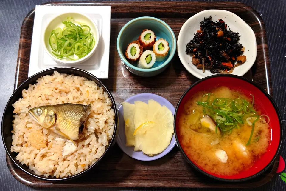 Snapdishの料理写真:今日の朝ごはん（鮎の炊き込みご飯にひじき煮、ちくきゅう、納豆、フグと野菜のみそ汁、ゆず大根）|Mars＠釜飯作り研究中さん