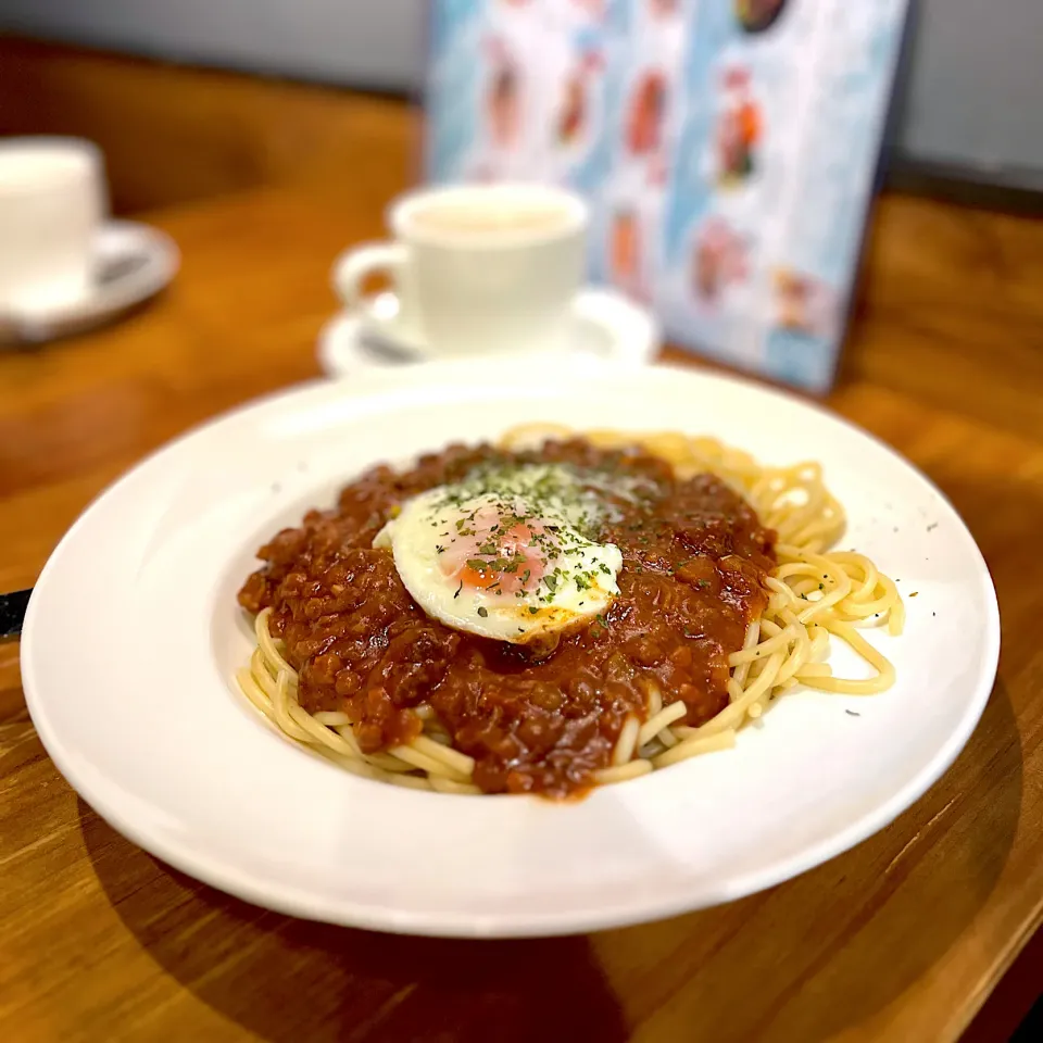 Spaghetti with onsen tamago and meat sauce|skyblueさん