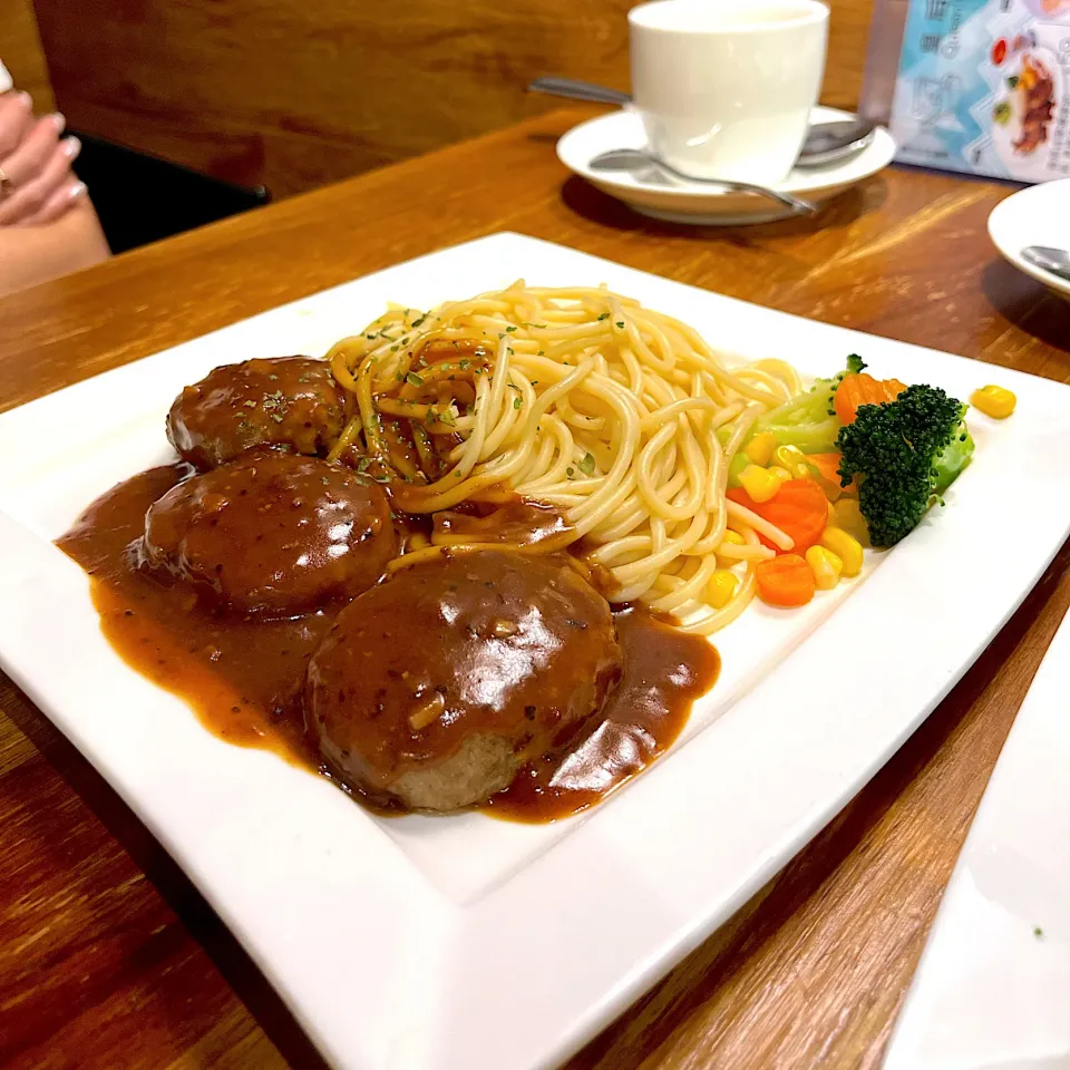 Pan fried homemade hamburger with black pepper sauce|skyblueさん