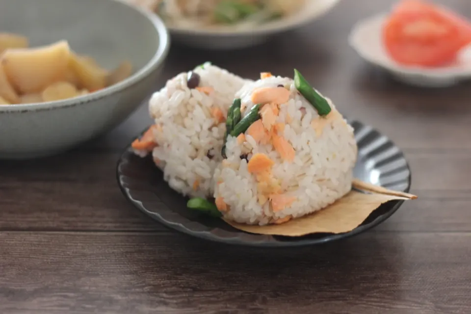 さくらますとアスパラのおにぎり|ちいさなしあわせキッチンさん