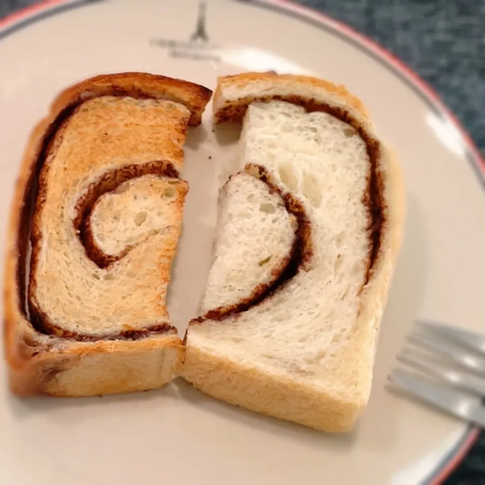 Snapdishの料理写真:シナモンロール（食パン）の2日目
そのままでフワフワ！トーストでバリッと！|みりさん