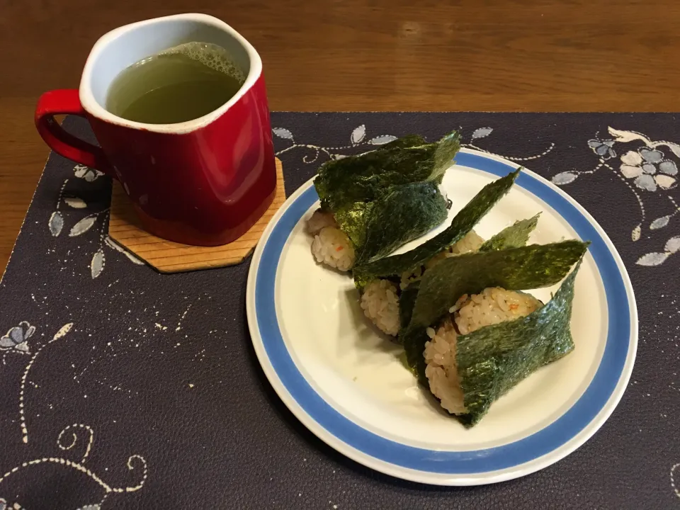 Snapdishの料理写真:鮭ふりかけと塩昆布の混ぜご飯おにぎり、熱い日本茶(朝ご飯)|enarinさん