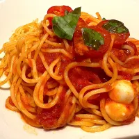 Snapdishの料理写真:Tomato and Mozarella Spicy Pasta|Mariadeenahさん