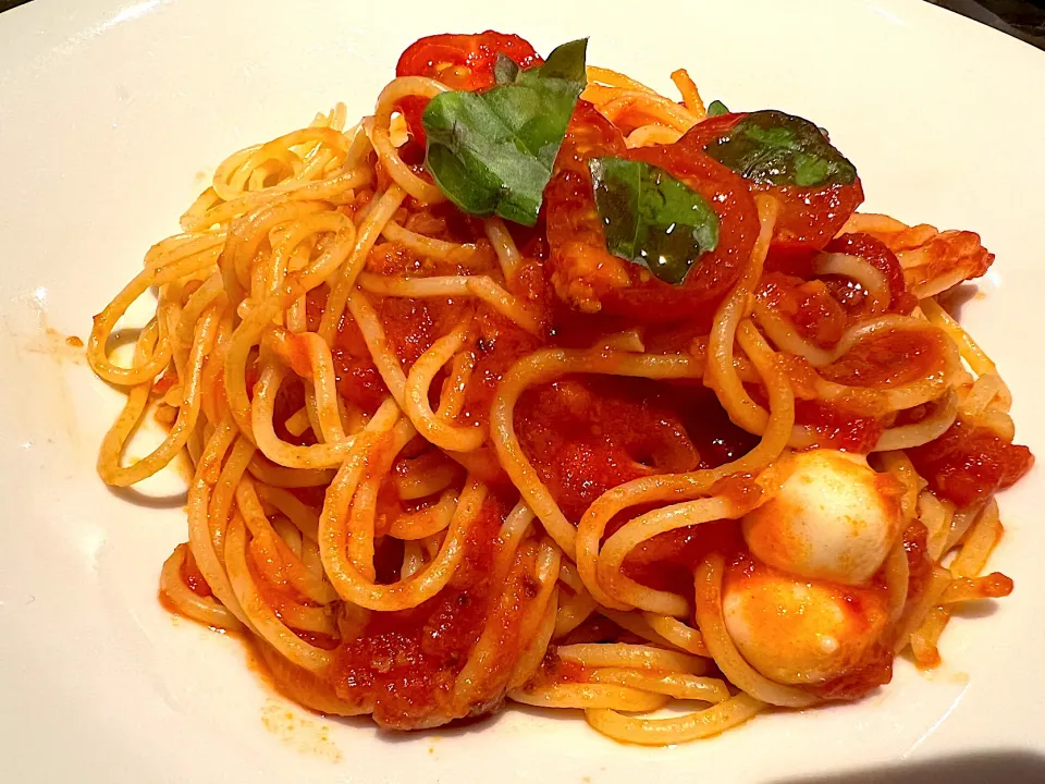 Snapdishの料理写真:Tomato and Mozarella Spicy Pasta|Mariadeenahさん