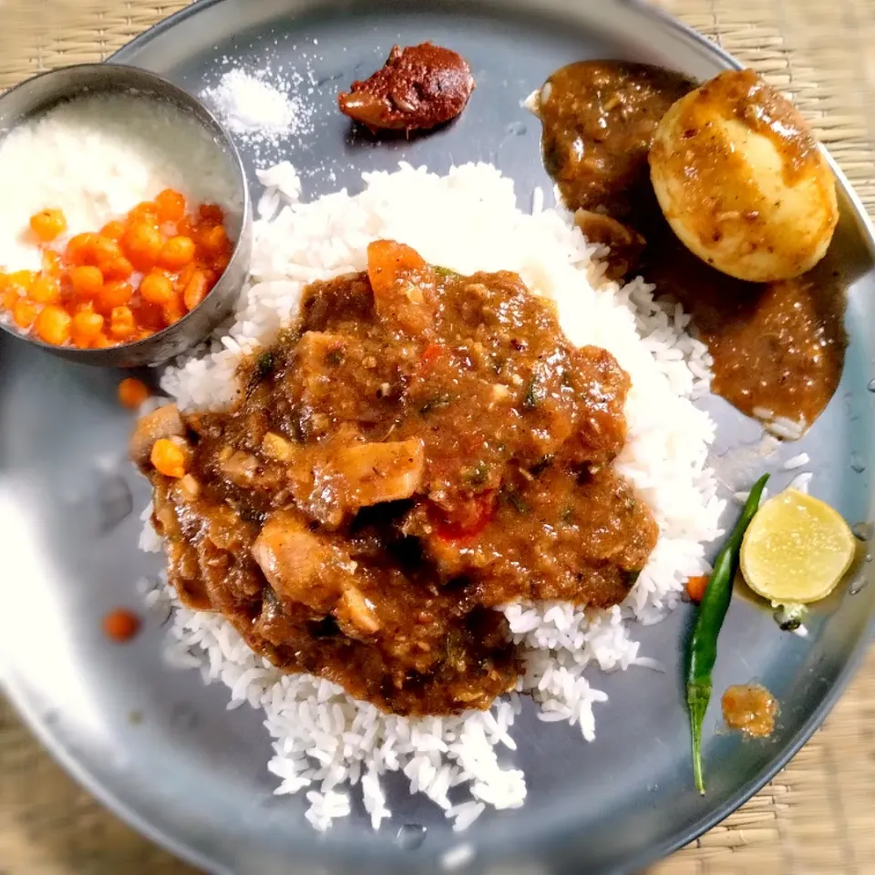 Snapdishの料理写真:Pepper mushroom curry with condiments|Ram Ramさん