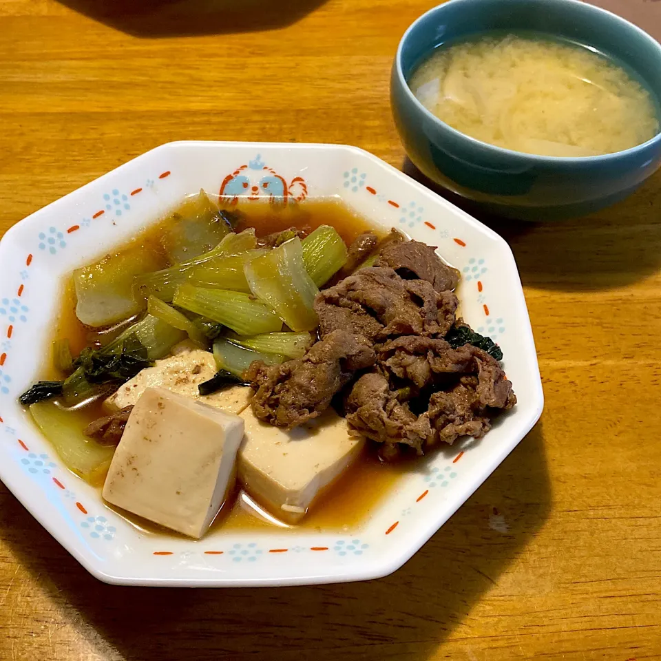 Snapdishの料理写真:牛肉と青梗菜と豆腐のすき煮と、じゃがいもとしめじの味噌汁|もえさん