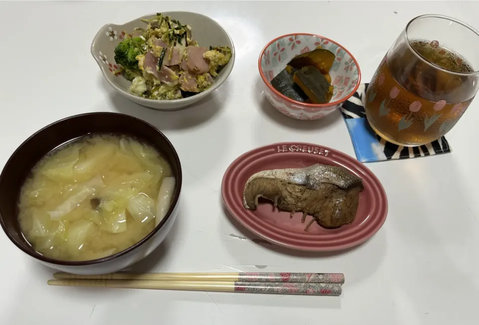 晩御飯☆ぶりの甘辛煮☆かぼちゃの炊いたん☆豆苗の卵炒め（豆苗・ブロッコリー・しめじ・ベーコン）☆みそ汁（キャベツ・しめじ・じゃが芋）|Saharaさん