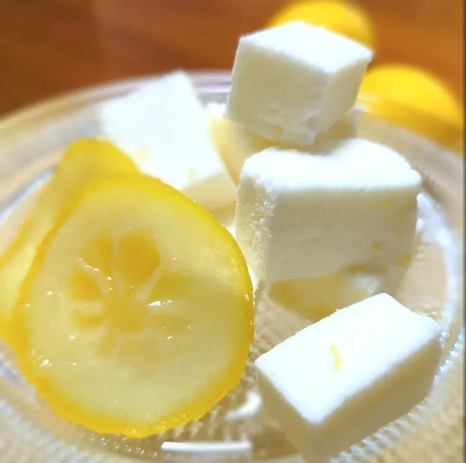 無農薬・レモンのギモーヴ🍋

爽やかなレモンが弾ける【生マシュマロ】✨

ふわっとした食感、しっとりと口の中で淡くとろける儚さは今まで食べたことがない特別なもの☺

フランスではマシュマロといえばギモーヴのことを指すそう🇫🇷

マシュマロとの違いは、卵白は使わないこと。

果実のピューレにお砂糖とゼラチンを加えて作るので、もちもちした食感になります✨

ジューシーな果実の恵みを召しあがれ☺|森のごはん屋さんさん