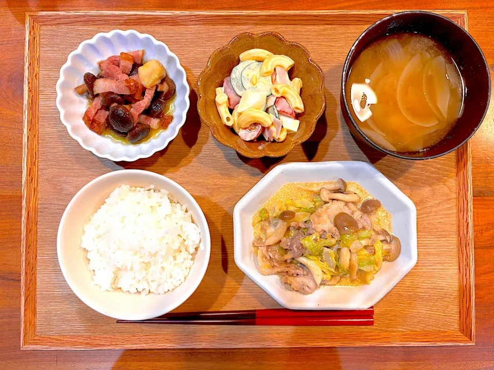 Snapdishの料理写真:今日の夜ご飯(キャベツとしめじの麺つゆマヨ炒め、マカロニサラダ、チビ椎茸とベーコンのアヒージョ、玉ねぎ味噌汁)|cocomikaさん