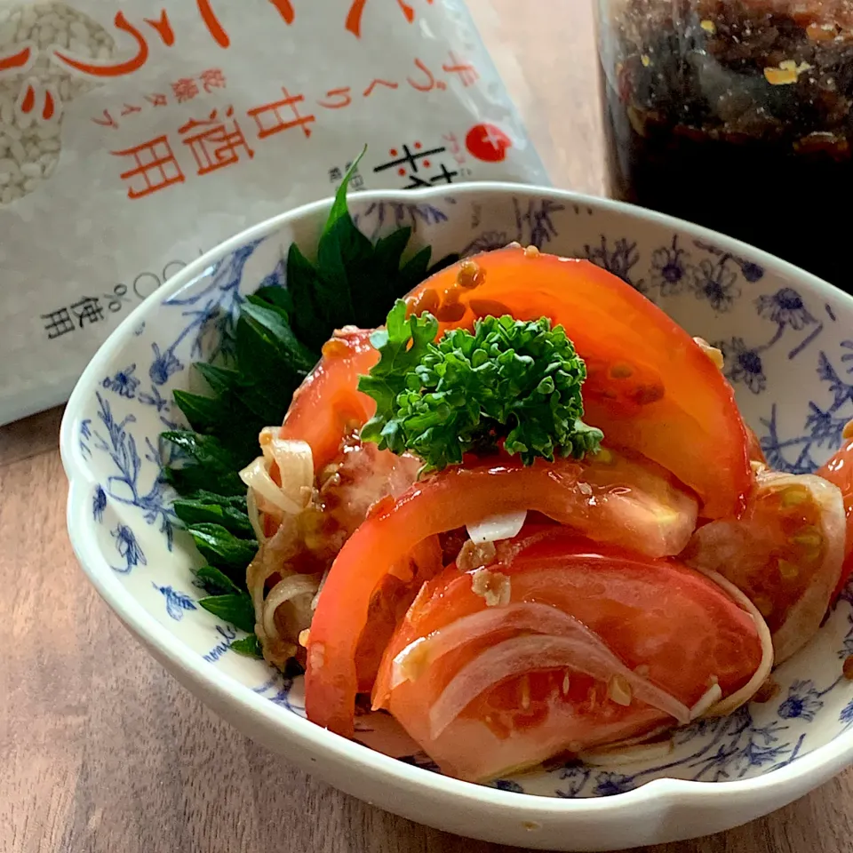 Snapdishの料理写真:fumfumさんの料理 トマトと新玉ねぎのサラダ🥗
醤油糀とオイスターソースで和えました🎶|ユッキーさん