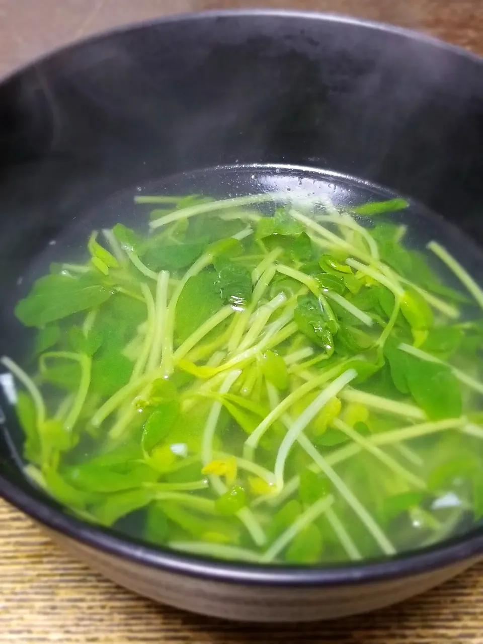 Snapdishの料理写真:パパ作👨豆苗とにんにくのスープ|ぱんだのままんさん