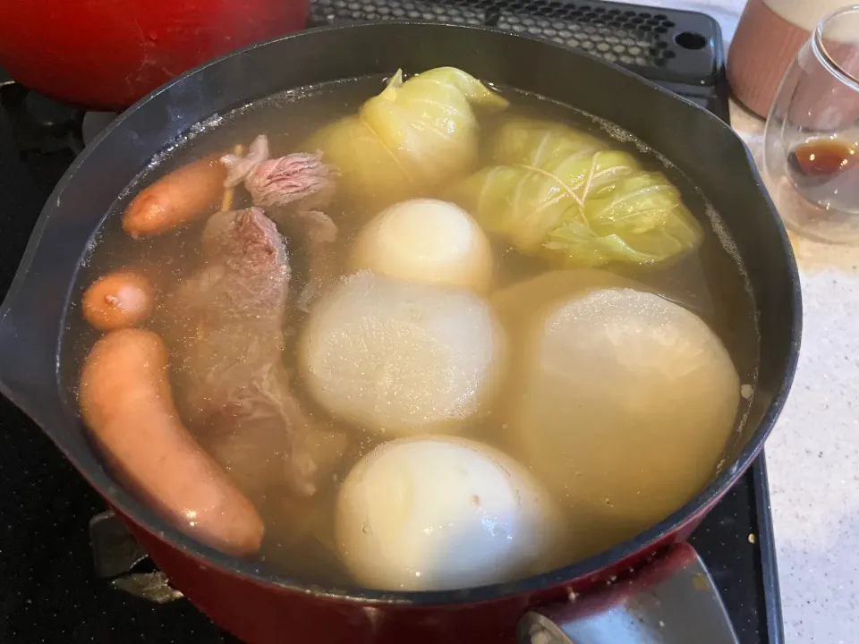 Snapdishの料理写真:鰹キツめ昆布出汁おでん(卵・大根・ウインナー・ロールキャベツ・スジ肉 ※出汁は透き通っていて欲しい派|tatsuponさん