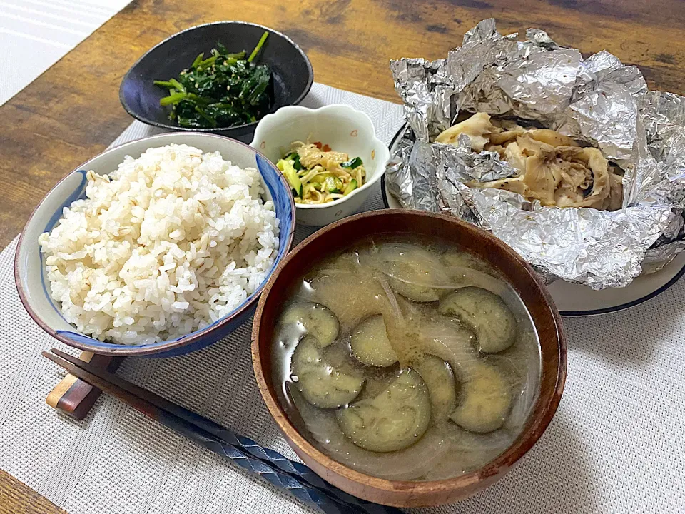 鶏ササミの塩麹ホイル焼き　ほうれん草の胡麻和え　昨日の作り置き　麦ご飯　味噌汁|♡misaki♡さん