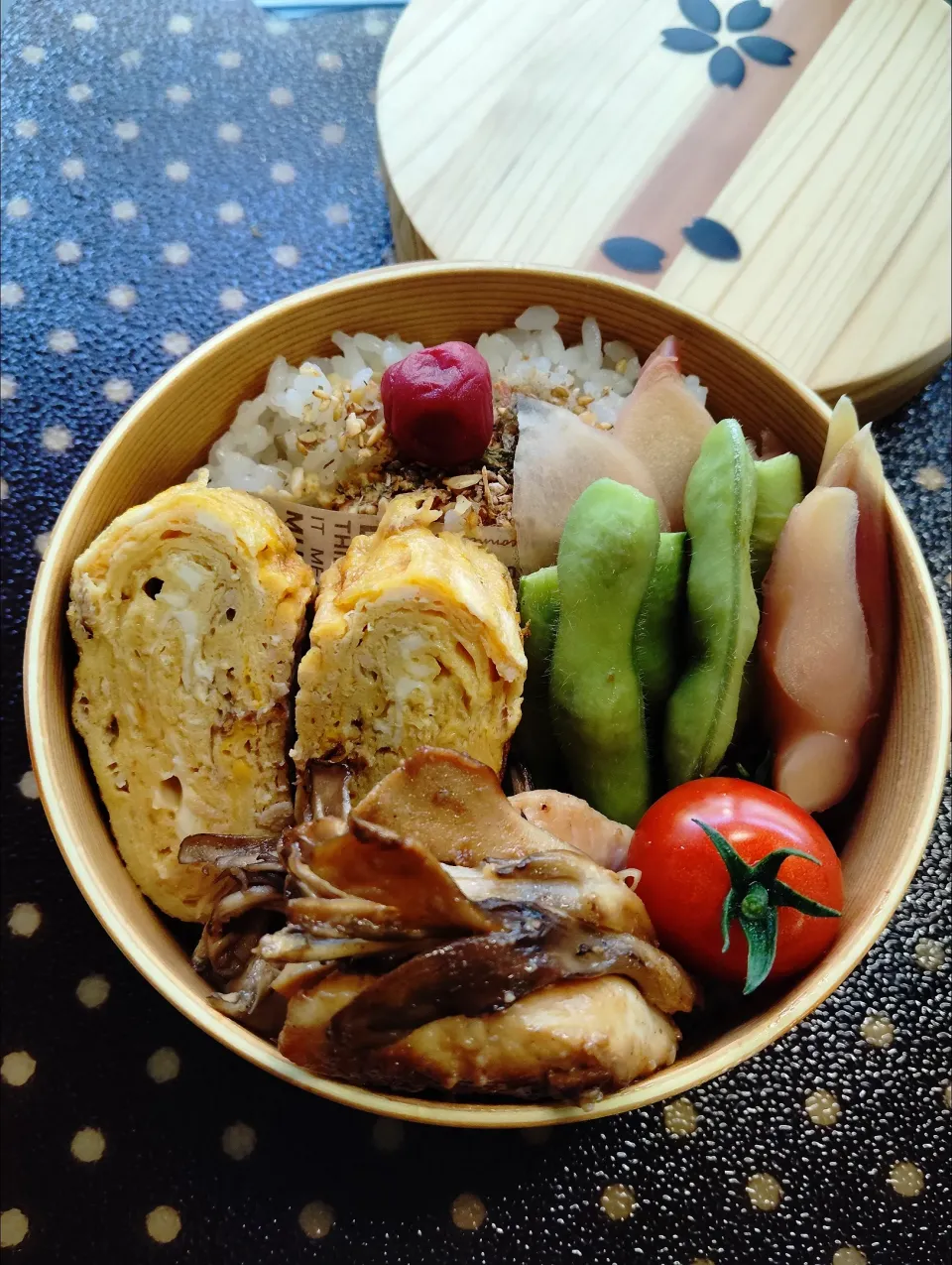 Snapdishの料理写真:鶏ささみと舞茸の生しょうゆ糀炒め弁当🍱|ゆっこさん