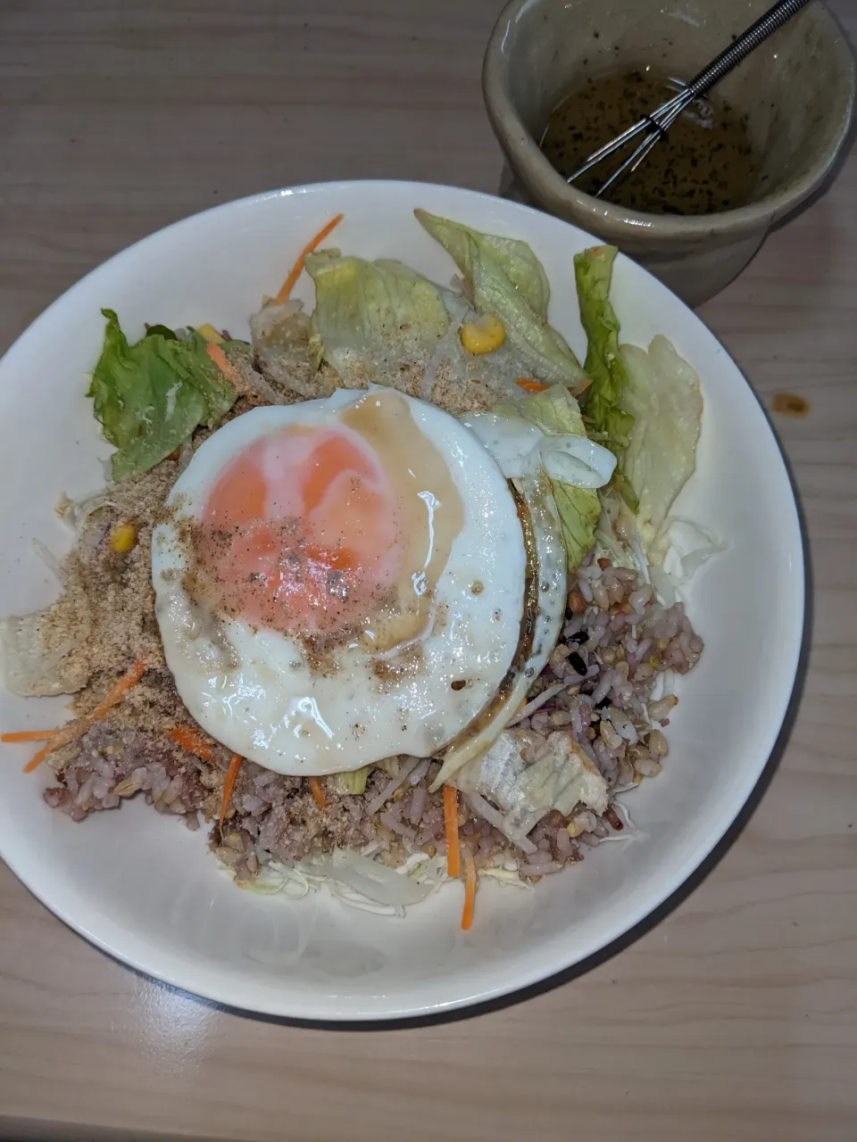 2024/06/12の食事メニュー新鮮目玉焼きトッピング特製ドレッシング玄米サラダ
・具材（卵＋宮城県角田市金の金のいぶき米＋セブンのセブンの緑黄色野菜＋セブンの千切りキャベツ
・ドレッシング（ナンプラー＋米酢＋パクチー＋ホワイトペッパー＋OliveOIL＋サラサラキャノラー油＋チューブわさび）|Tarou  Masayukiさん