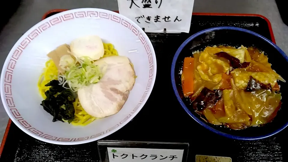 半ラーメン・半中華丼セット　札幌市白石区役所食堂日替わり定食|nyama1さん