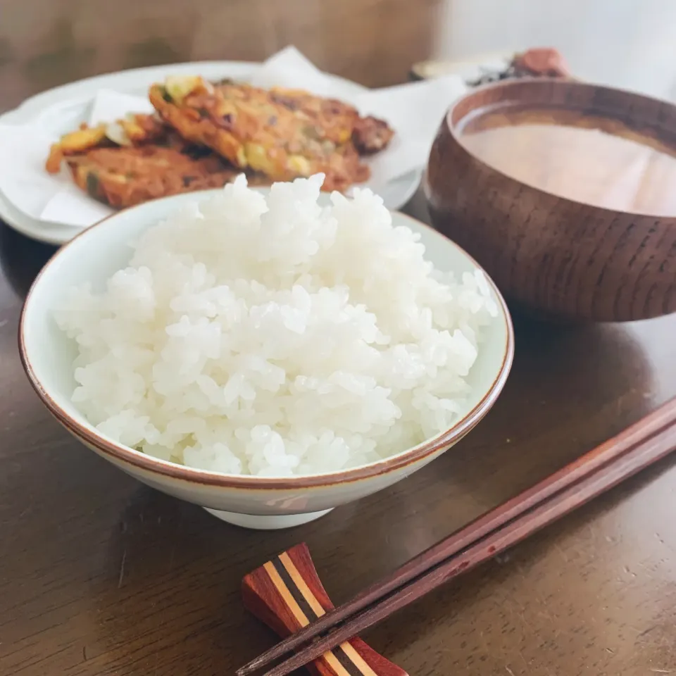 炊きたてごはん越しの、野菜かき揚げ昼定🍚♨️🥢🏡|leeさん