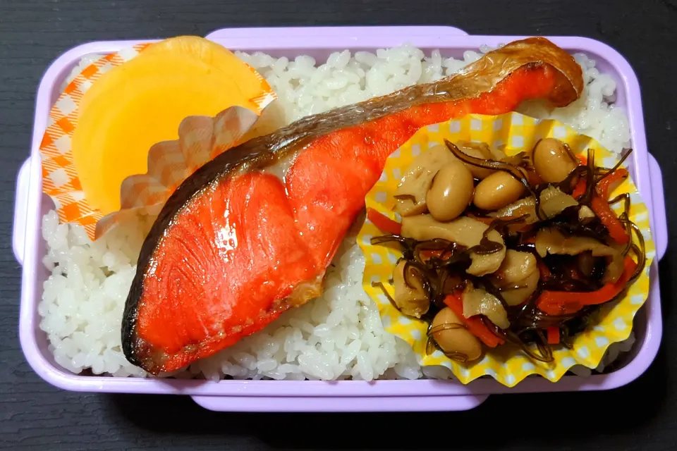 今日の手作り弁当は、かつおご飯の焼鮭弁当。

献立は、
・かつおご飯
・焼鮭（紅鮭）
・たくあん|Mars＠釜飯作り研究中さん