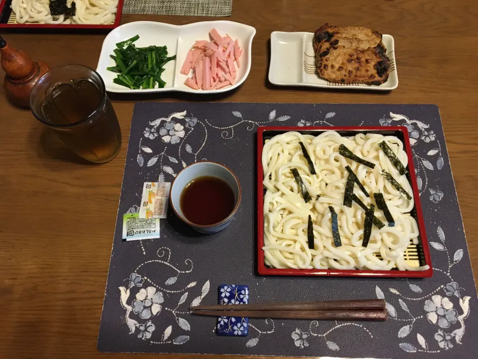 ざるうどん、糧(ニラ炒め、ロースハム)、薬味、網焼きじゃこ天、コロッケ、六条麦茶(昼飯)|enarinさん