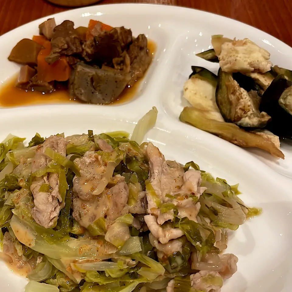 細切り野菜と豚の蒸し煮　モツ煮　水茄子糠漬け|とゆあさん