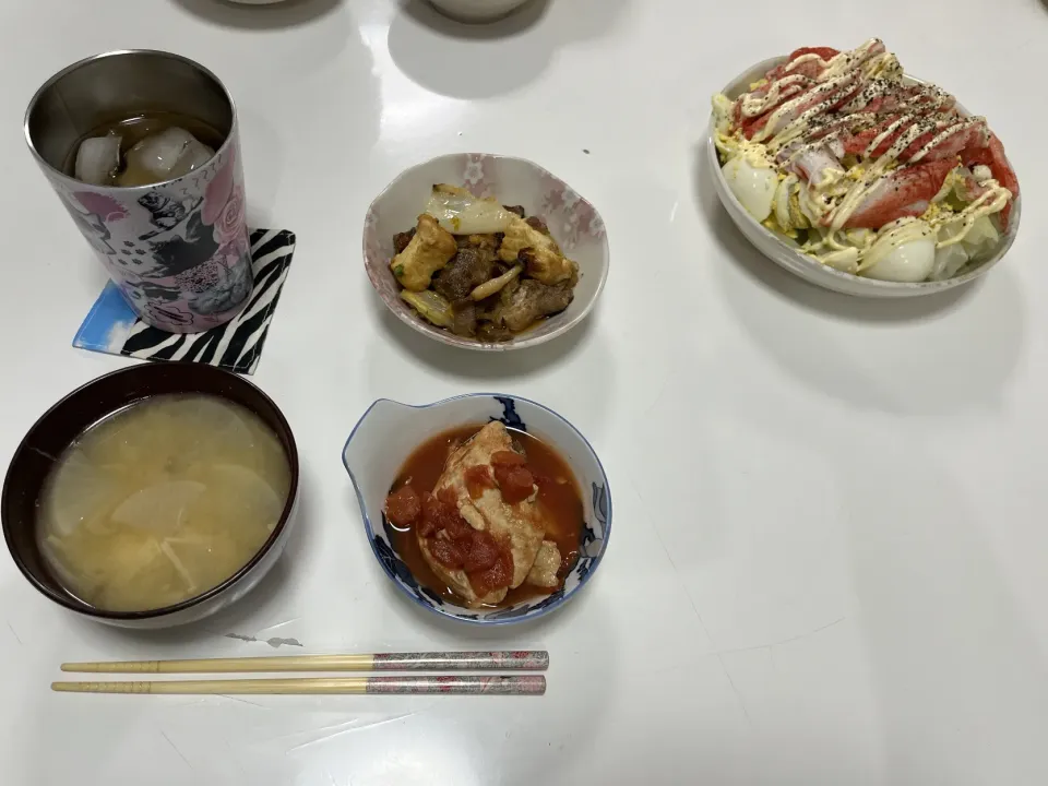 晩御飯☆しいらのトマト煮☆サラダ（茹でキャベツ・茹で卵・カニカマ）☆豚キムチ（キャベツ・厚揚げ・しめじ・豚こま）☆みそ汁（大根・えのき・揚げ）|Saharaさん