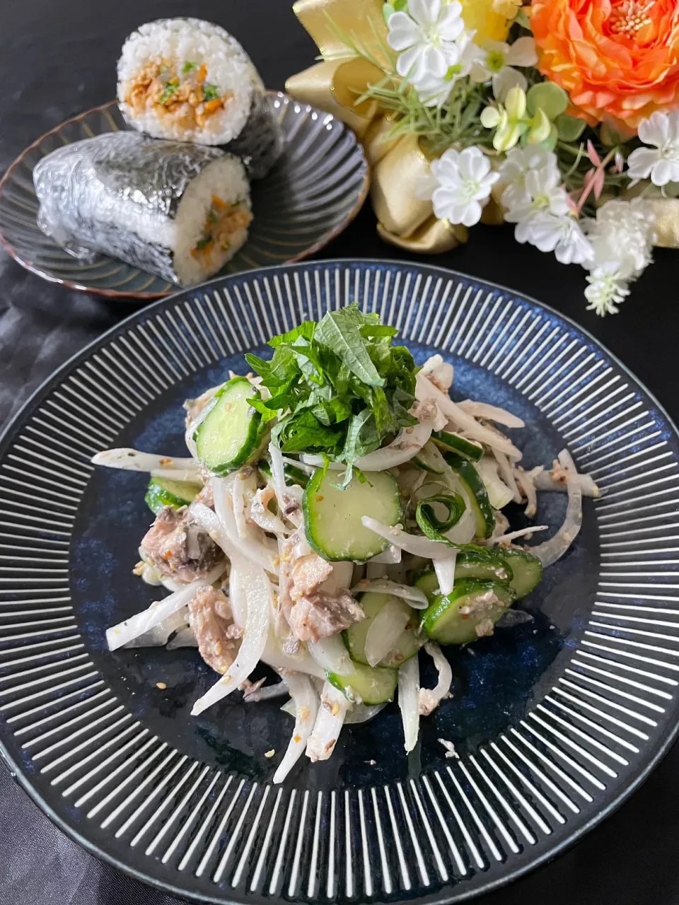 みずほさんの料理 鯖缶&新玉&胡瓜の和物とキンパ風おにぎり🍙|いっちゃんさん